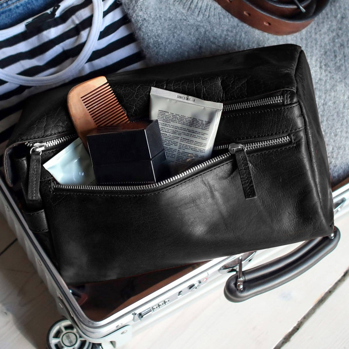 Black Leather Wash Bag J684